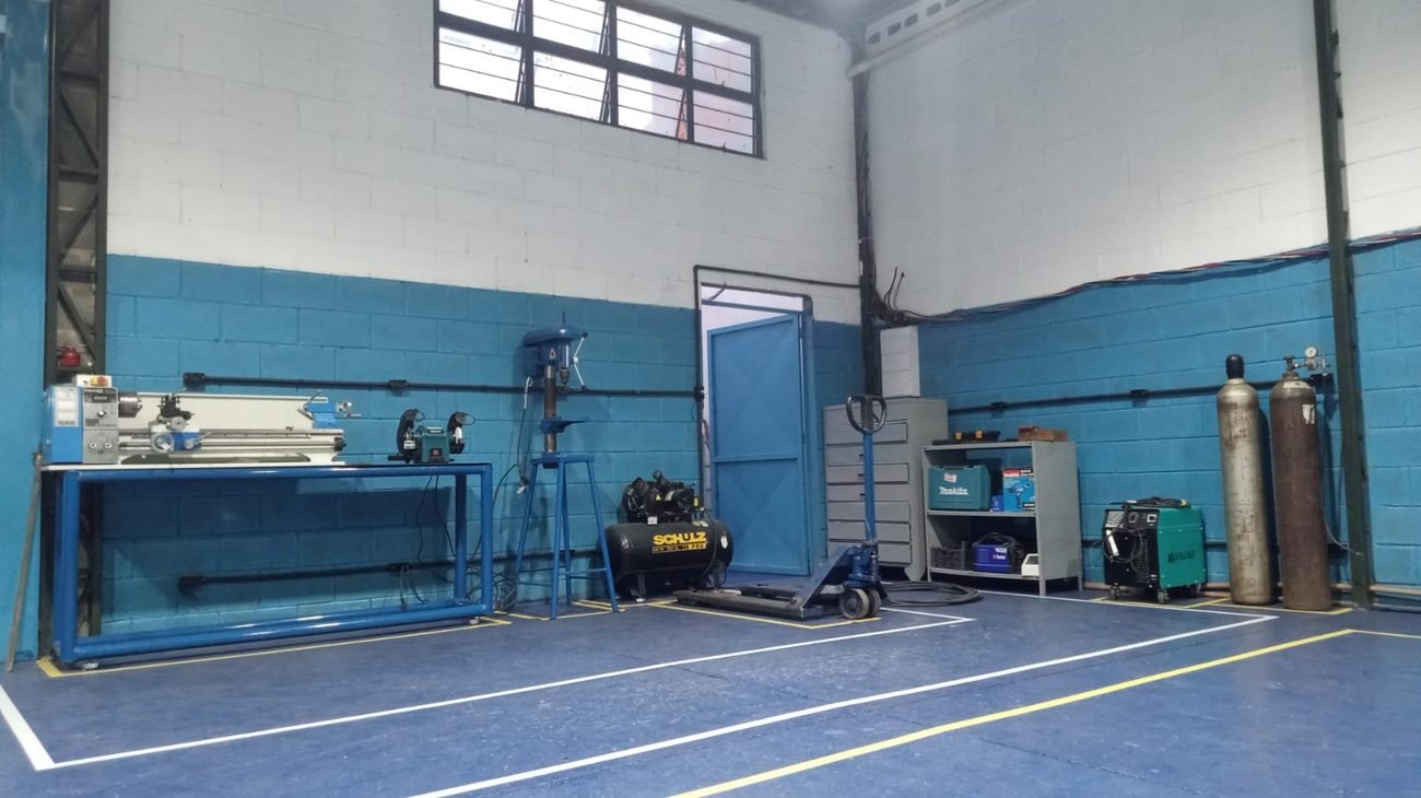 Ferramentaria própria com torno, furadeira e solda